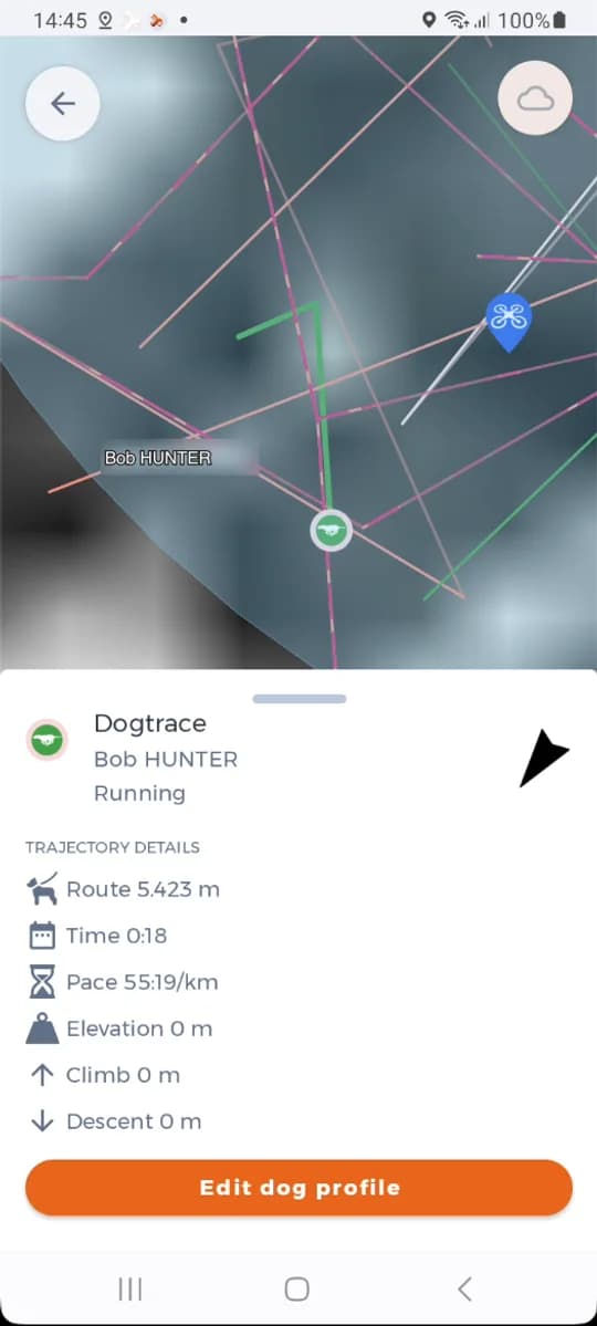 Karta psa se stavem a podrobnostmi o trajektorii.