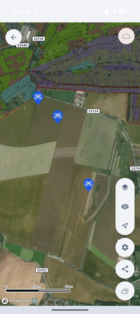 Body z dronu v mapě honitby — každý snímek má svoje místo.