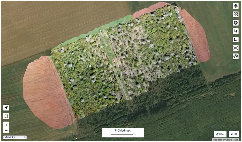 Ortofotomapa z dronu položená přes satelitní mapu